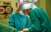 De steen met opschrift herinnert aan de steun door de stichting Teje